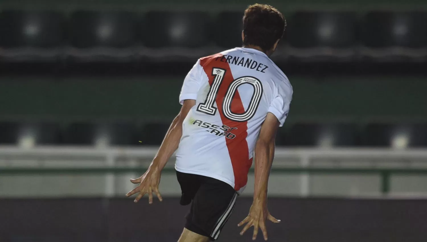 CON TODO. Nacho Fernández festeja la apertura del marcador para River.