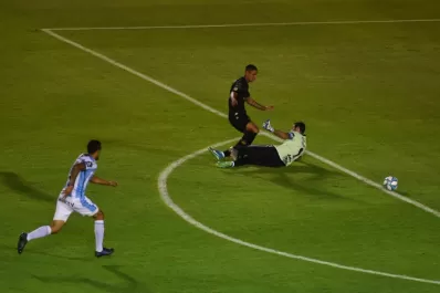 Lucchetti está seguro que no fue penal: difícil para el árbitro