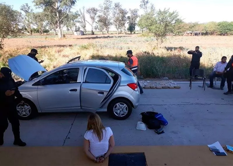 EL PROCEDIMIENTO. La policía santiagueña detuvo a la pareja porque encontraron 120 kilos de marihuana en el vehículo en que viajaban.  