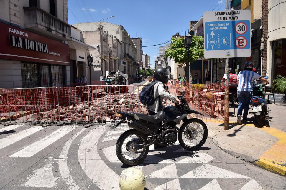  CAÓTICO. Motociclistas esquivan el corte subiendo las motos a las veredas. 