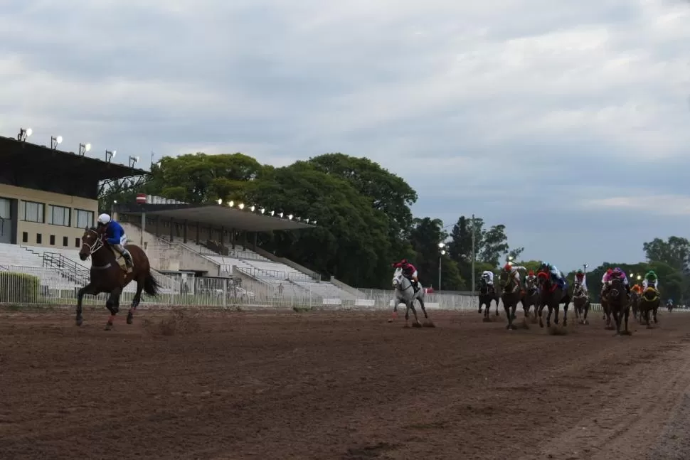 DEMOLEDOR. Catch Halo, muy bien conducido por el “Mochito” Cristian Caram, relegó por siete cuerpos al tordillo True Champ en el cotejo jerárquico de 1.600 metros. la gaceta / fotos de diego aráoz 