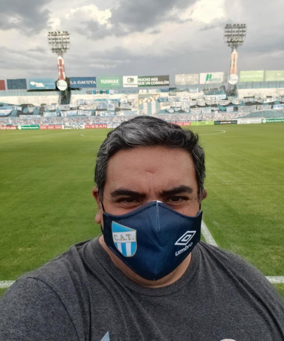 EN EL CAMPO DE JUEGO.“Lucho” López trabaja en el césped del Monumental. 