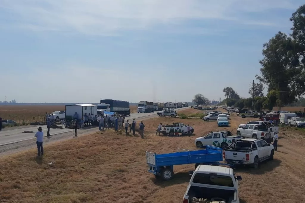 PROTESTA. Productores en un corte reciente de ruta para exigir la libre circulación del sector. Foto: Prensa Apronor