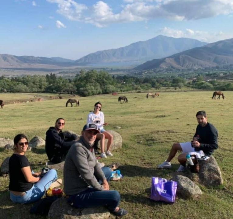 Cristian Lucchetti y Lucas Melano, con amigos y familiares.