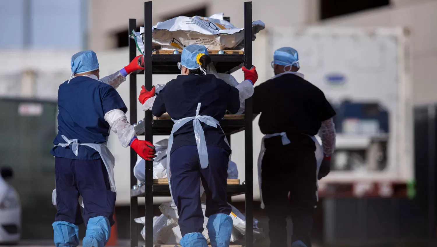 EN ESTADOS UNIDOS. Trabajadores de un hospital de El Paso, Texas, trasladas cuerpos de personas fallecidas por covid-19.