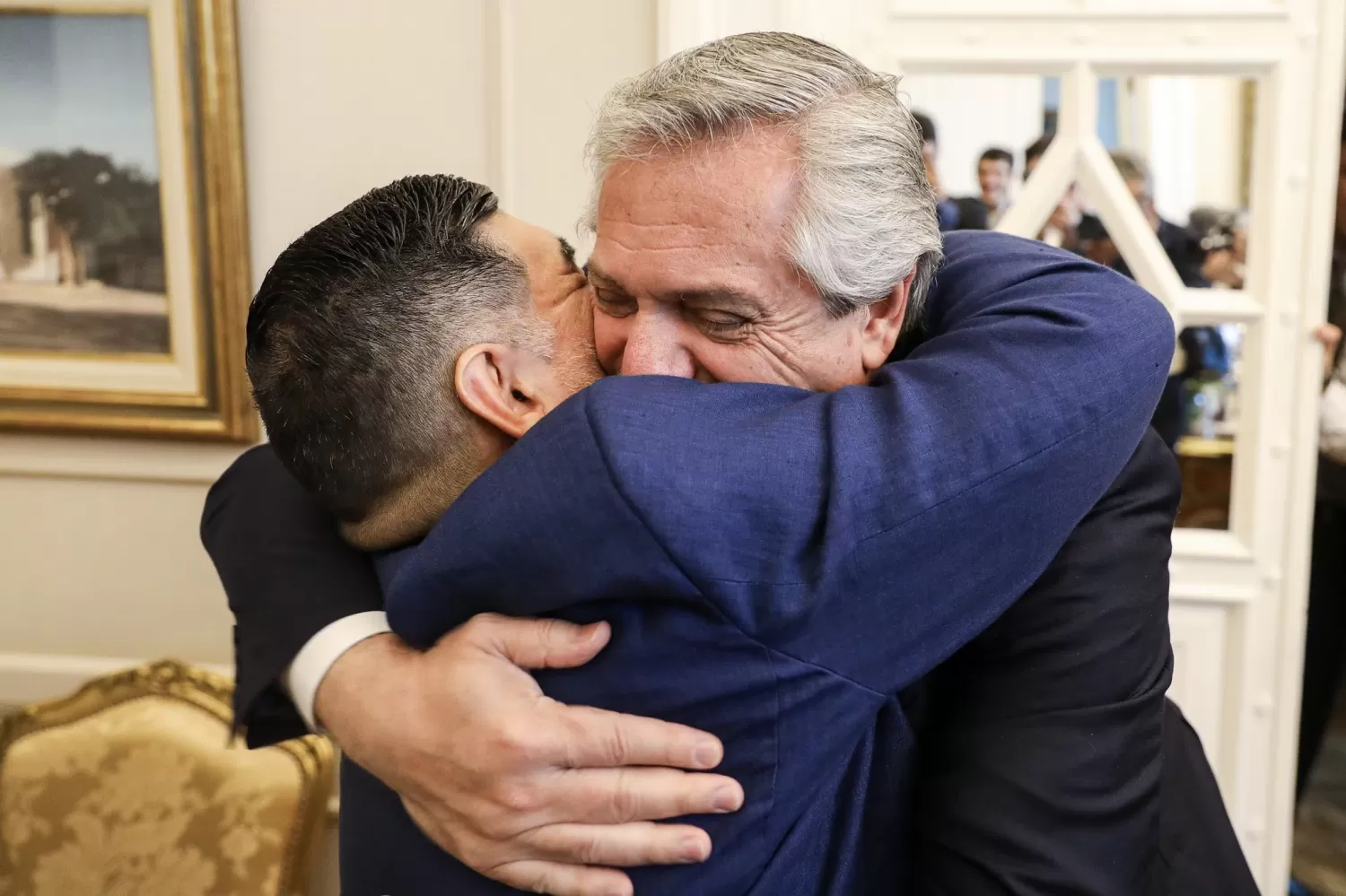 ÚLTIMO ABRAZO. Fernández y Maradona. foto: Twitter @alferdez