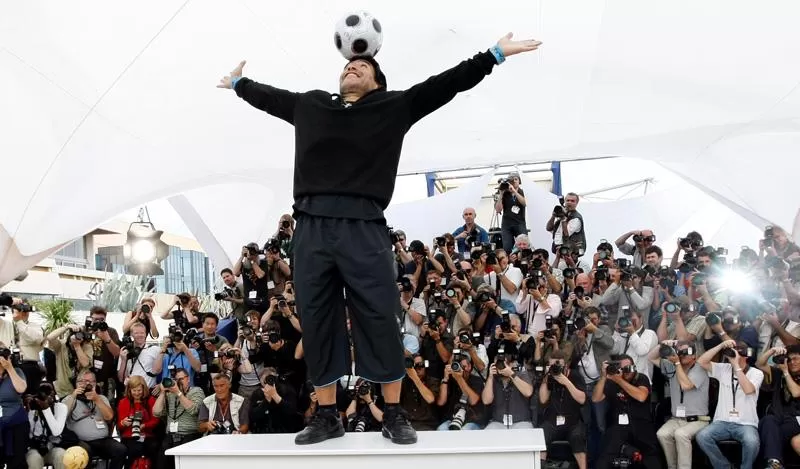 Diego Maradona balancea una pelota en su cabeza durante un photocall para Maradona by Kusturica ​​del director serbio Emir Kusturica en el 61 ° Festival de Cine de Cannes el 20 de mayo de 2008.