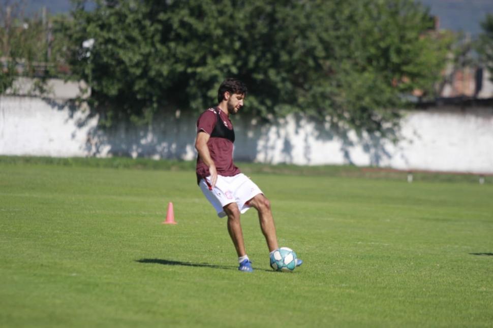 JUGAR POR ABAJO. El “Santo” apunta a sostener el dominio que mostró en el torneo hasta que llegó la paralización total.