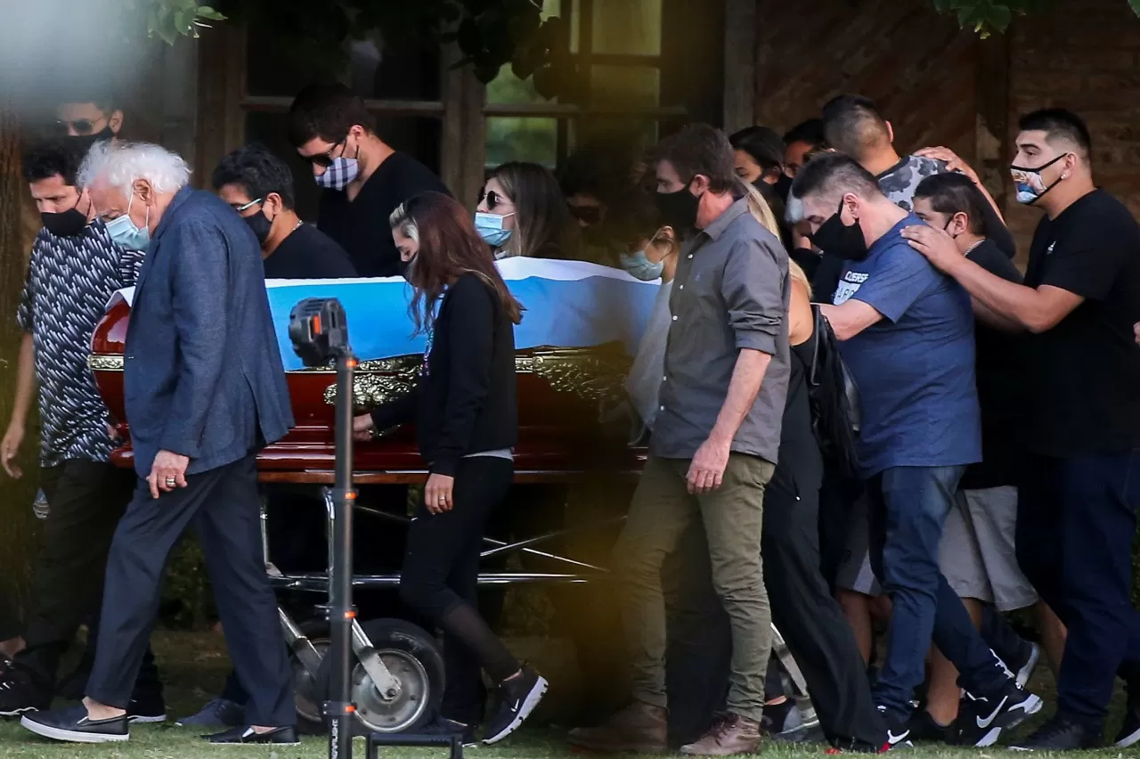 DESPEDIDA. La ceremonia en el cementerio fue íntima. REUTERS 