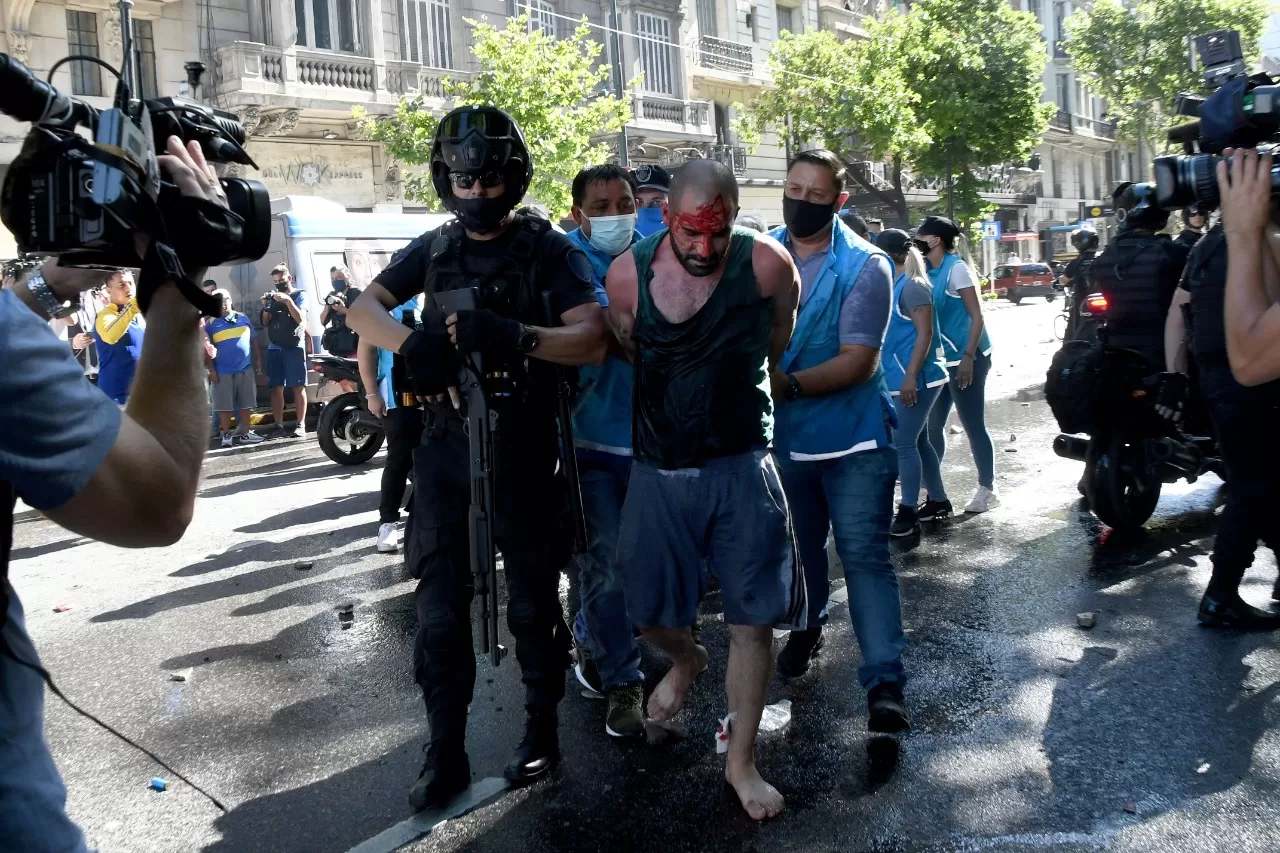 CON LESIONES. Algunos de los presentes sufrieron heridas durante los disturbios. TÉLAM 