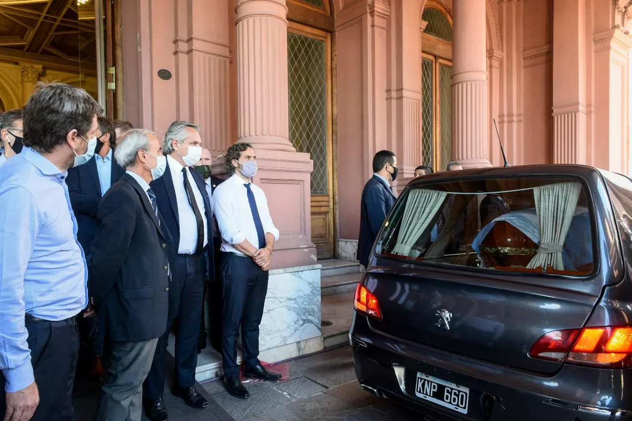 SALUDO PRESIDENCIAL. Alberto acompañó el féretro hasta la puerta de la Casa Rosada. TÉLAM 