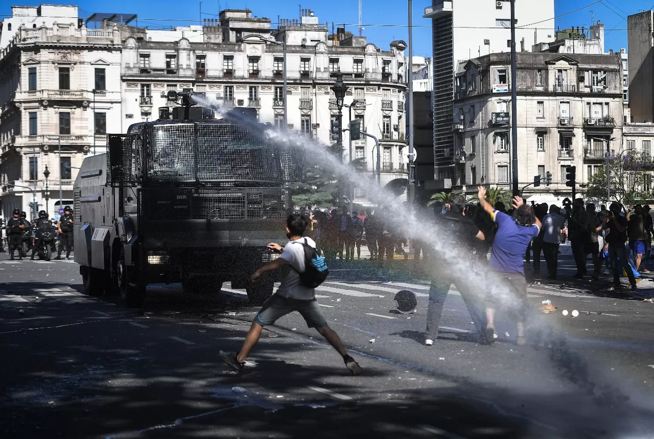 FUERA DE CONTROL. La Policía de la CABA intervino, pero no pudo contener la furia de los fanáticos. TÉLAM 