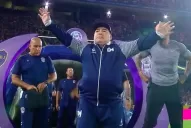 Indignación con un hombre que se tomó una foto junto al cuerpo de Diego