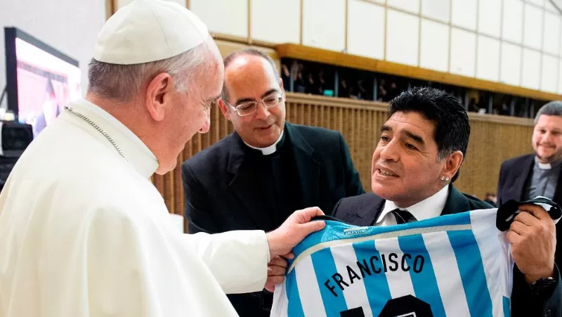 La familia Maradona recibió un rosario bendecido y enviado por el papa Francisco