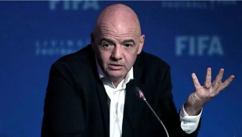 Infantino quiso venir al país para despedir a Maradona, pero no pudo