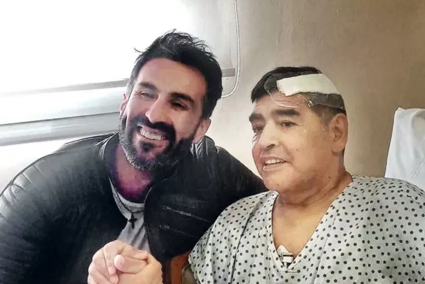 LA ÚLTIMA FOTO. Maradona junto a su médico Leopoldo Luque luego de su operación.  