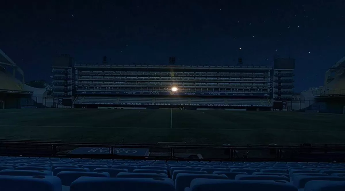 TREMENDAMENTE EMOTIVO. La luz surge desde el palco que ocupó por años Maradona en una Bombonera en penumbras. Fue la contundente manera con la que el club recordó a su jugador más famoso.