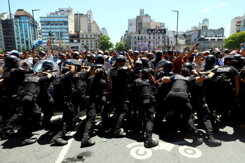 FORCEJEOS. La Policía intenta contener a los fanáticos en pleno centro.