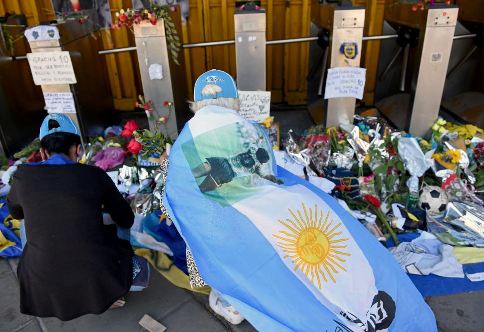 OFRENDAS. Miles de seguidores dejaron sus recuerdos para Diego.