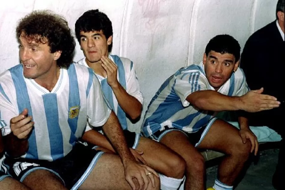 COMPAÑEROS Y AMIGOS. Ortega y Maradona, junto a Oscar Ruggeri en un partido de la selección. ARCHIVO