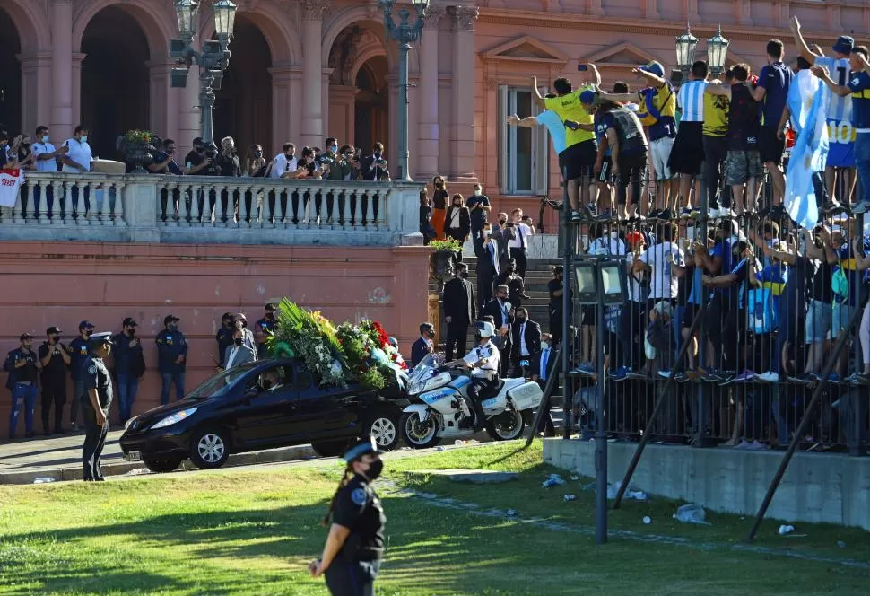 “¡CHAU DIEGO!” Miles de devotos admiradores hicieron historia en la Plaza de Mayo. La pasión, como tantas veces sucede en Argentina, devino en escándalo. Ese adiós fue todo un símbolo sobre lo que Maradona representa. fotos reuters