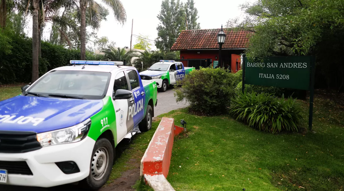 INVESTIGACIÓN. La Policía científica bonaerense tomó pruebas de la vivienda donde falleció el astro argentino.