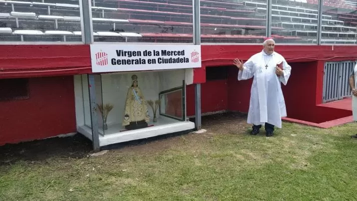 EN EL ESTADIO. Sánchez y la imagen de la Virgen. 