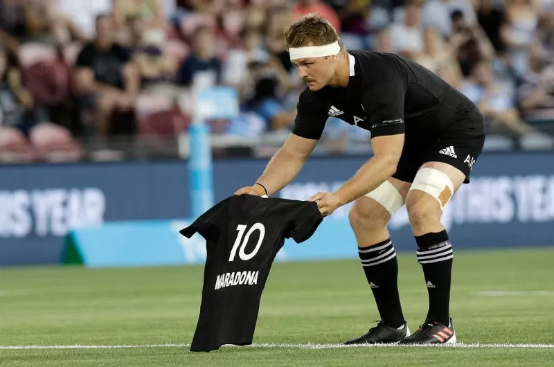 OFRENDA. El momento en el que el capitán neozelandés entrega la camiseta de Maradona.