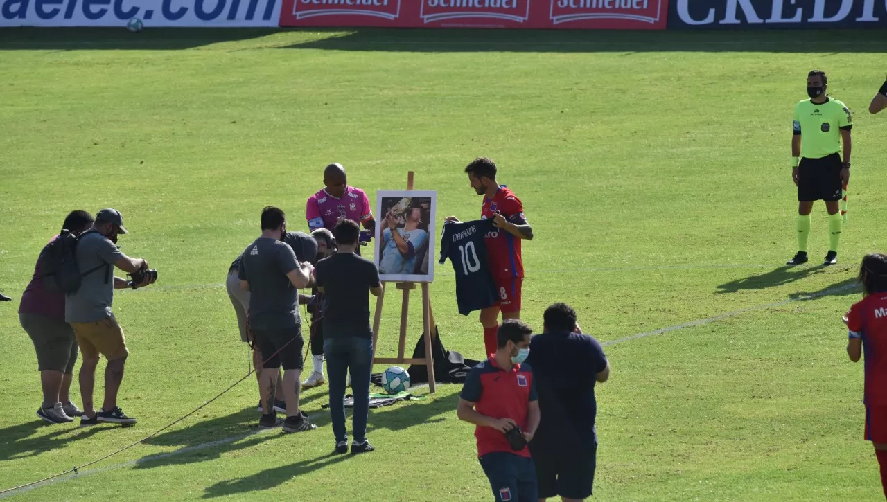 EN MEMORIA. Antes del partido entre San Martín y Tigre, el club anfitrión y los jugadores de ambos equipos brindaron diversos homenajes a Diego Armando Maradona.