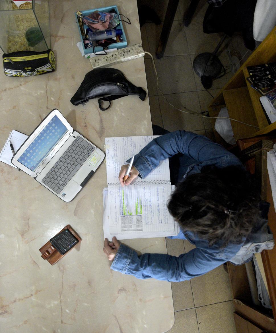 DISTINTOS SOPORTES. En las casas, cada vez más conviven celular, computadora y papel. ARCHIVO LA GACETA