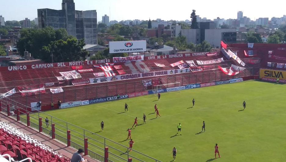 EN MEMORIA. Antes del partido entre San Martín y Tigre, el club anfitrión y los jugadores de ambos equipos brindaron diversos homenajes a Diego Armando Maradona.