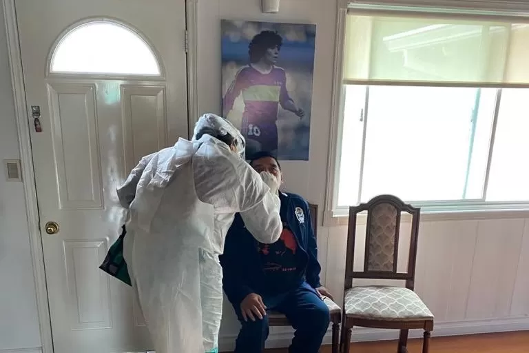 LA SALUD DE DIEGO. En octubre, Maradona había sido sometido a un hisopado, que dio negativo para covid-19. Luego sería operado del cráneo. Foto: Twitter de @MatiasMorlaAb