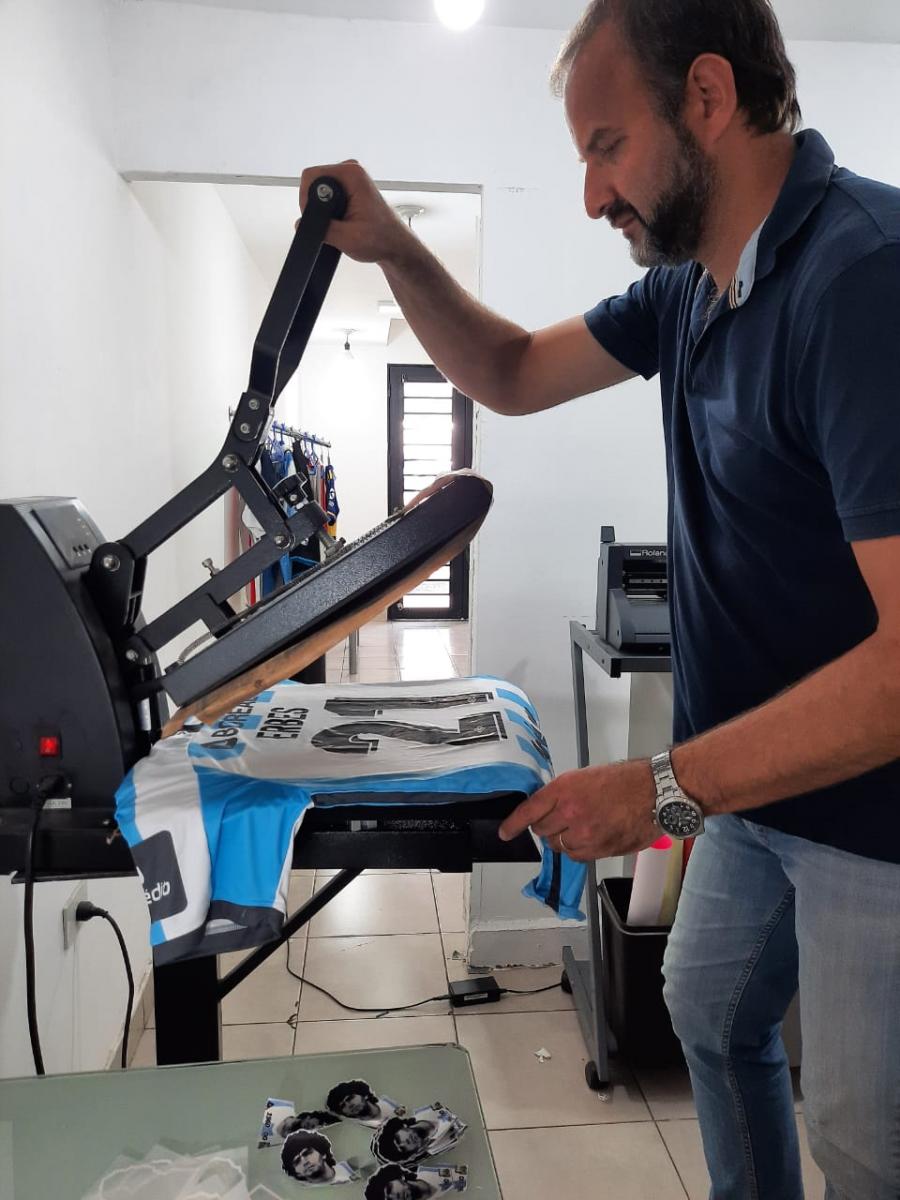 Javier Auad, preparando las camisetas.