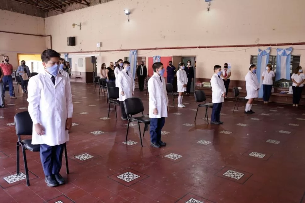 SIMULACRO. Así será el acto de colación como se ve en la  prueba realizada en la escuela Patricias Argentinas.  