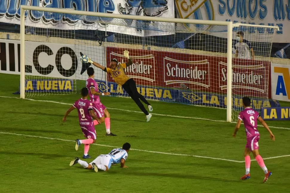 DE “PALOMITA”. Alustiza mira desde el piso el remate de cabeza que terminará en el fondo de la red y le dará el agónico triunfo a Atlético ante Arsenal. 