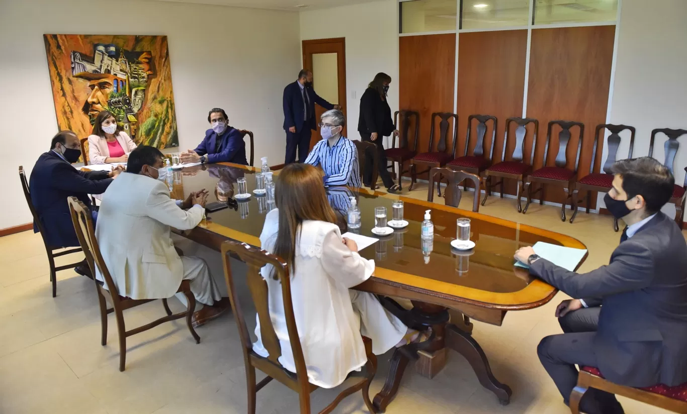 EN COMISIÓN. La legisladora Mendoza de Orellana, a la cabecera, preside la reunión de Peticiones y Acuerdos. Foto: Prensa HLT