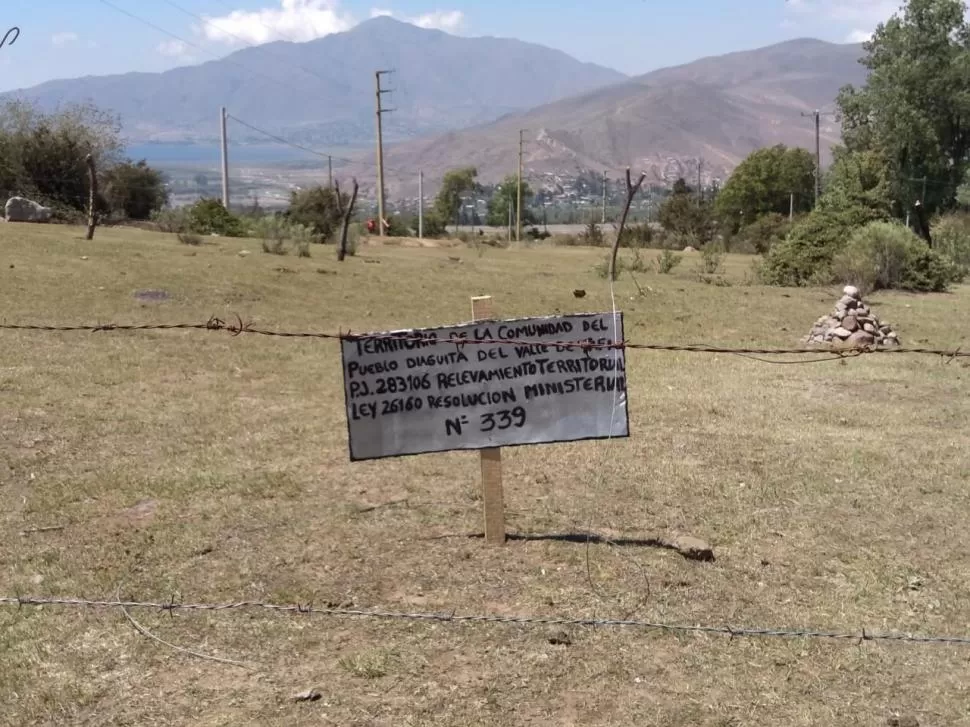 LETRERO Y APACHETA. El sitio demarcado está a la vera de la ruta 307. 