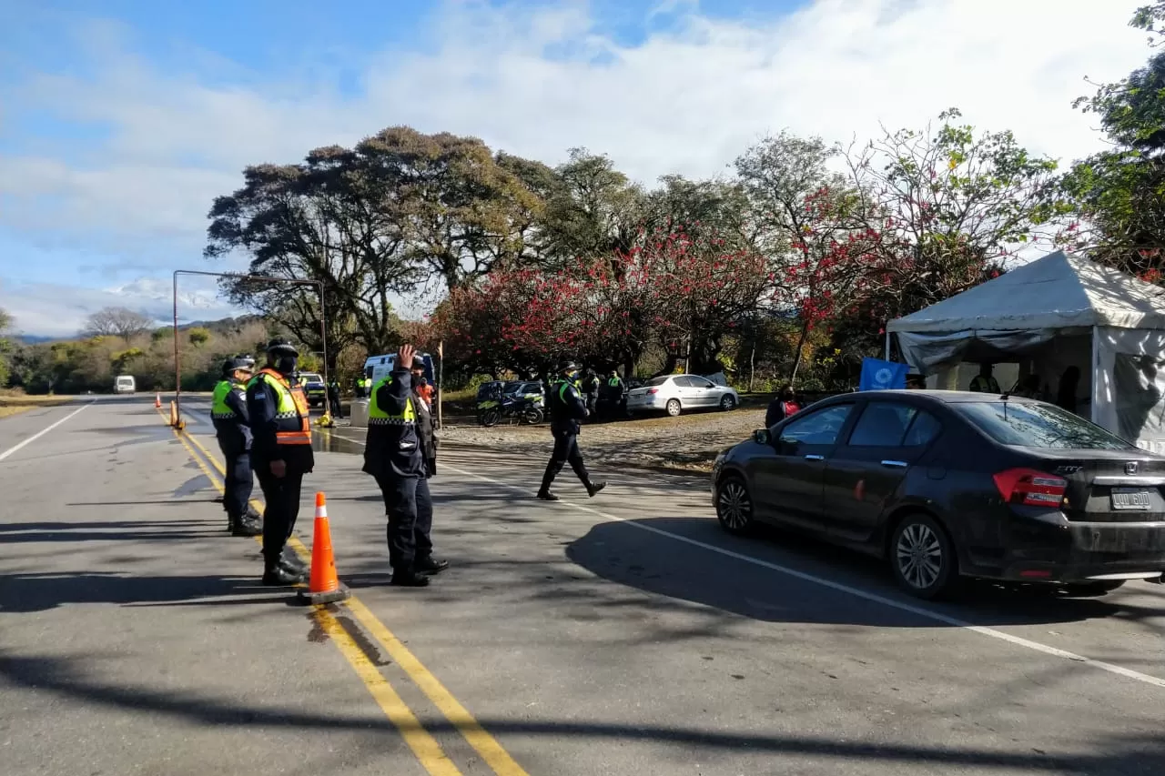 CONTROL CAMINERO. Los puestos de vigilancia todavía están operativos, ya que es donde se solicita la documentación requerida por la provincia de destino. Foto: Ministerio de Seguridad