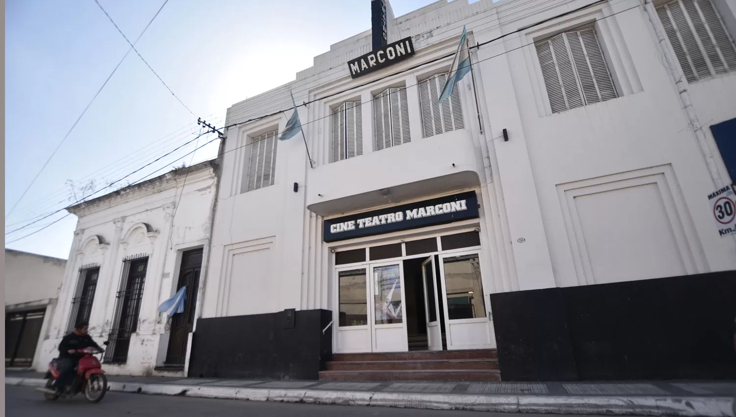 LA SEDE. El teatro Marconi está listo para el encuentro de funcionarios nacionales.