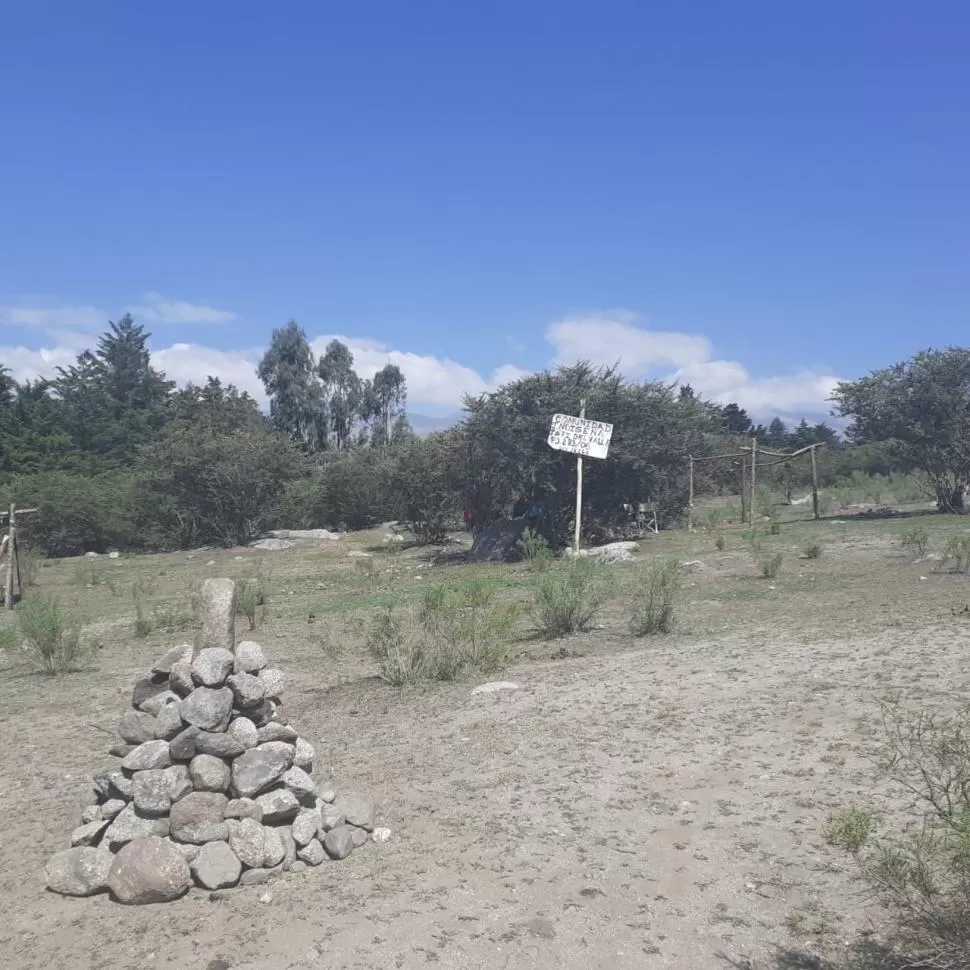 APACHETA Y CARTEL. La familia Terán denuncia ocupación en su estancia.  