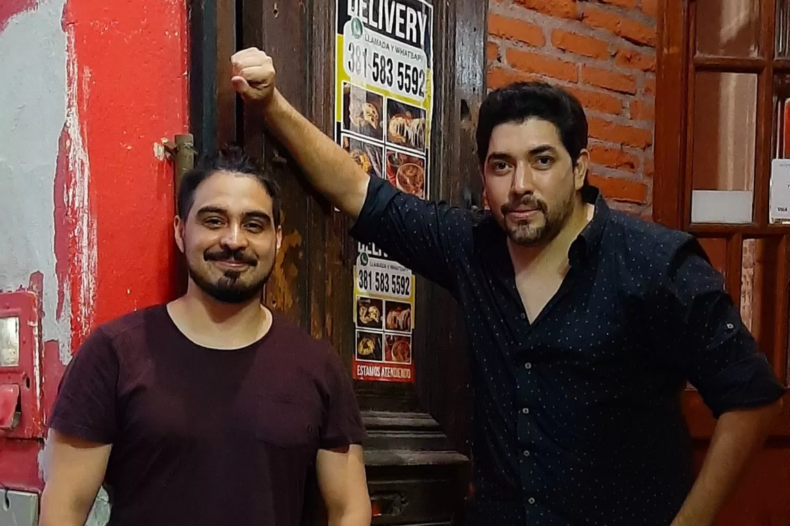 AUTORES GANADORES. Dardo Solórzano y Lucho Aragón compartieron la creación de la chacarera que se impuso en el certamen taficeño. 