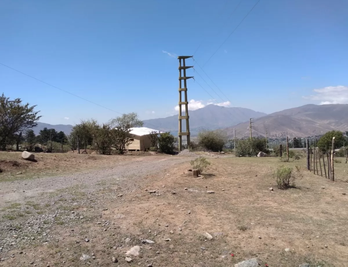 EN LA QUEBRADITA. Varios vecinos del loteo, que data de la década del 50, han compartido sus inquietudes por las tomas recientes en la ciudad. 