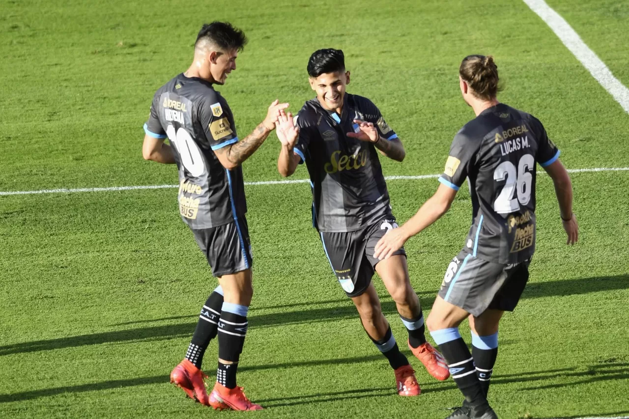 Kevin Isa Luna celebra su gol en Santa Fe.