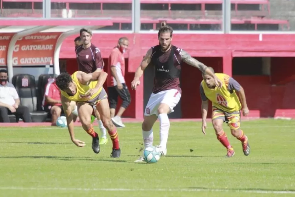  REFERENCIA DE ATAQUE. Ramiro Costa volverá a ser la esperanza de gol “santa”, en su visita a Defensores de Belgrano.