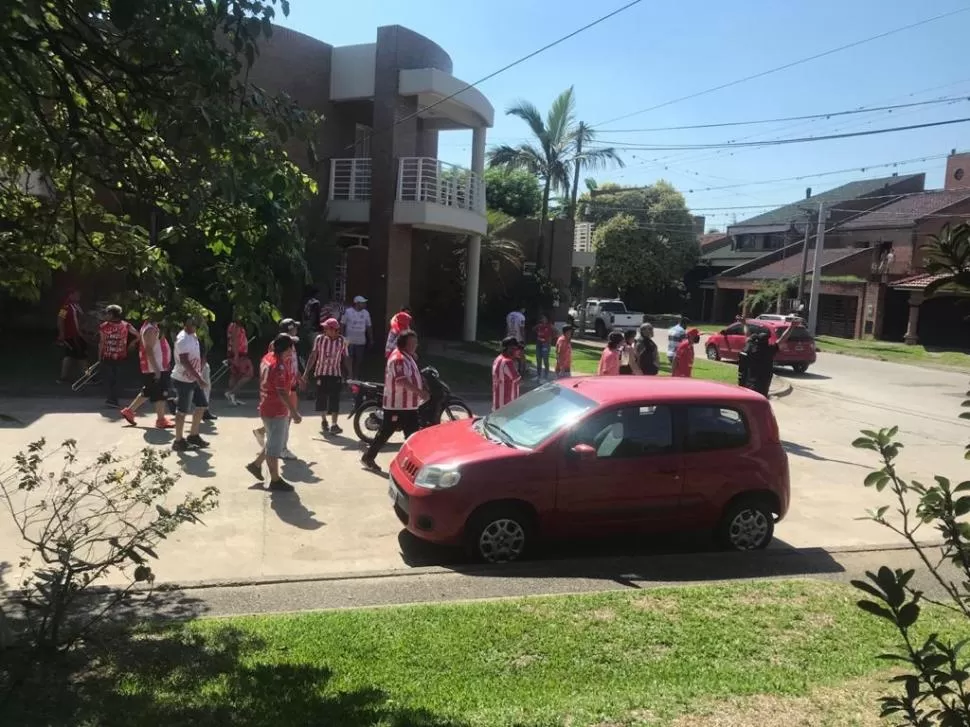 EL HECHO. De acuerdo a la denuncia de Raed, el pasado domingo un grupo de barrabravas “santos” atacó su vivienda.