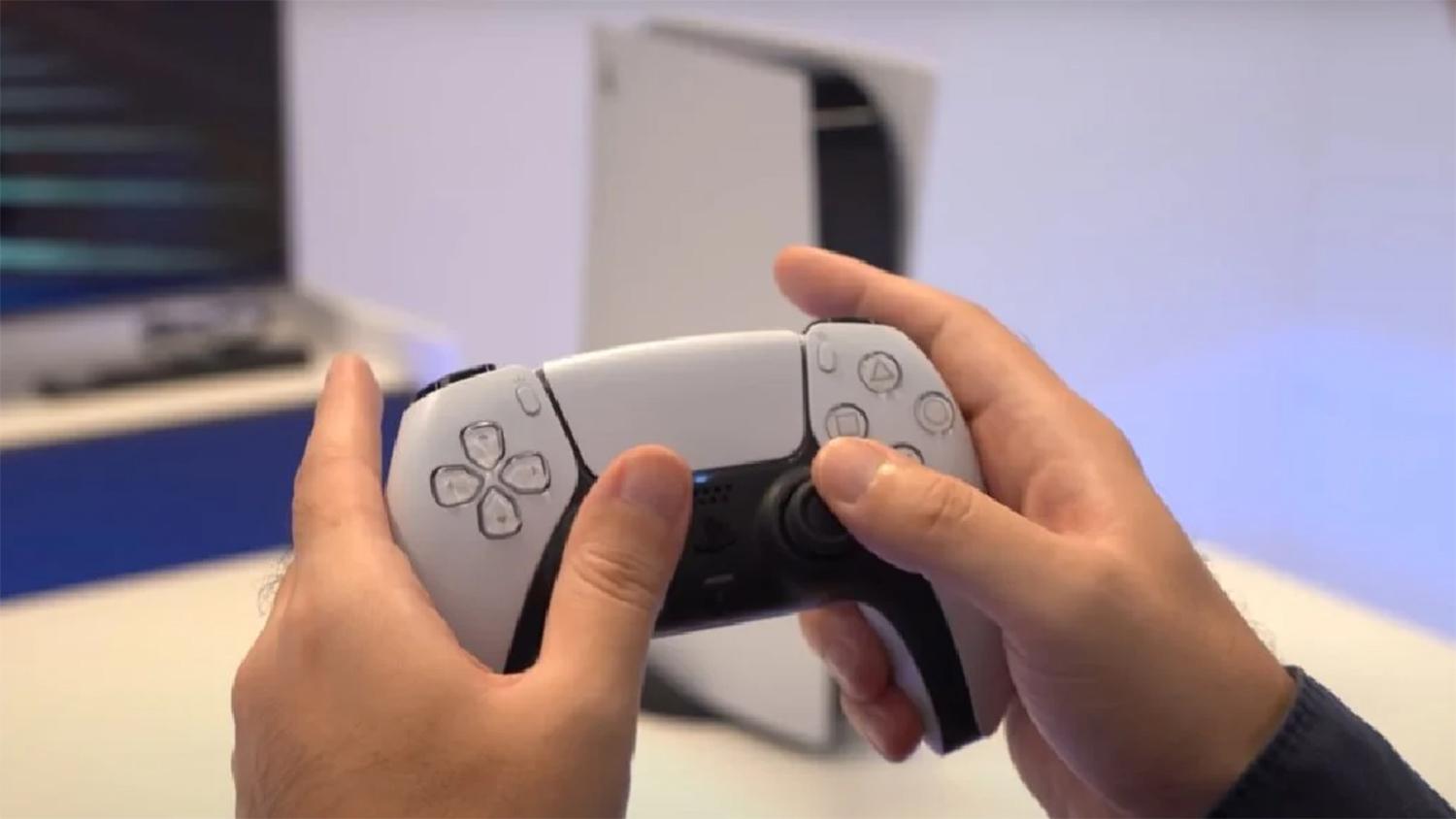 NOVEDAD. El nuevo joystick DualSense cuenta con gatillos adaptativos y con respuesta háptica para sentir la tensión y el ambiente en tus manos.