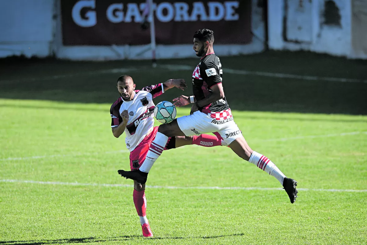 BUEN DEBUT. Varela se mostró sólido por arriba y bien en los cruces. El central se complementó bien con Juan Orellana.