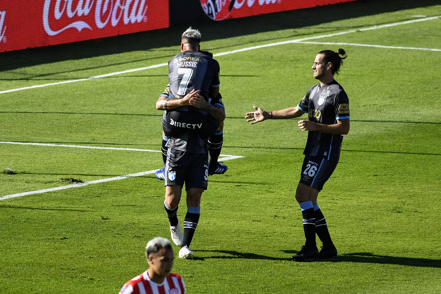 A SEGUIR DE FESTEJOS. Lotti (que marcó dos goles), Melano (dos) y Mussis, celebran uno de los tantos en Santa Fe.