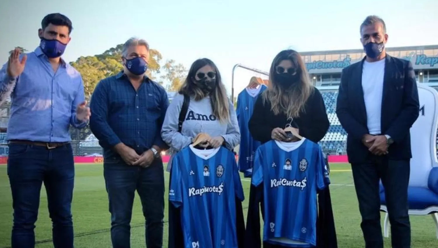 EN LA PLATA. Giannina y Dalma estuvieron el sábado en El Bosque, en el homenaje que le hizo Gimnasia a Maradona.