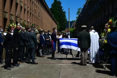 Miles de personas despiden a Tabaré Vázquez en Uruguay